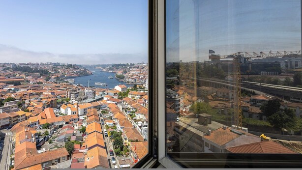 A panoramic view of a coastal city with a river, buildings, and a bridge. - Liiiving in Gaia - Douro Balcony View (Vila Nova de Gaia)