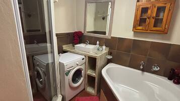 Dusch, handdukar, tvål och toalettpapper