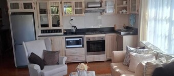 Flat 4 @ 33 On Loop, Ladybrand - Cosy 2 Bedroomed, 2 Bathroom, Lounge & Kitchen.