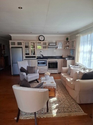 Flat 4 @ 33 On Loop, Ladybrand - Cosy 2 Bedroomed, 2 Bathroom, Lounge & Kitchen.