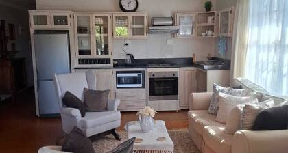 Flat 4 @ 33 On Loop, Ladybrand - Cosy 2 Bedroomed, 2 Bathroom, Lounge & Kitchen.