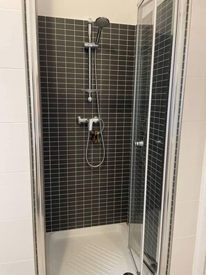 Gratis toiletartikelen, een haardroger, handdoeken, toiletpapier
