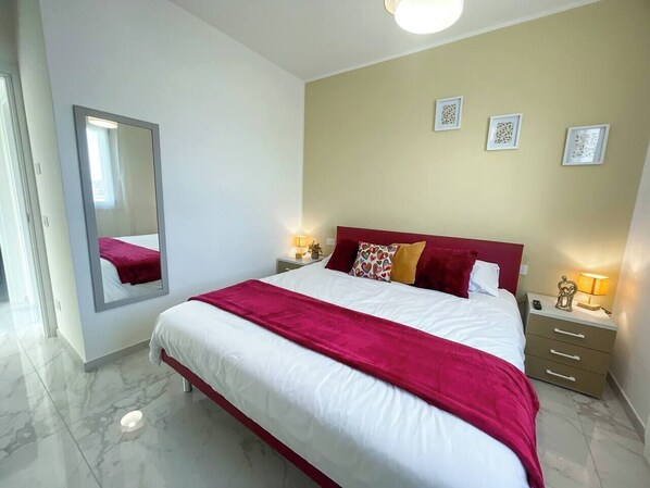 Iron/ironing board, bed sheets