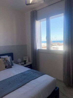 2 soverom, strykejern/-brett og sengetøy