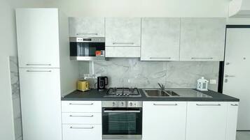 Kühlschrank, Mikrowelle, Ofen, Herdplatte