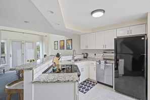 Réfrigérateur, four à micro-ondes, surface de cuisson, lave-vaisselle