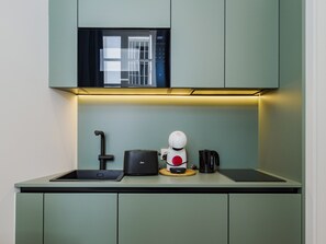 Fridge, microwave, coffee/tea maker, electric kettle - Cubo's Especeria Malaga Balcony Apartment for Adults / urbano / aire acondicionado / wifi gratis (Málaga)