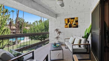 Condo, 1 giường cỡ king và sofa giường, ban công, quang cảnh hồ bơi (Sunset Palmar) | Khu phòng khách | TV màn hình phẳng 50-inch có truyền hình kỹ thuật số