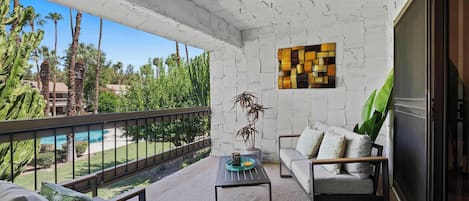 Apartamento, 1 cama de matrimonio grande con sofá cama, balcón, vistas a la piscina (Sunset Palmar) | Zona de estar | Televisión de pantalla plana de 50 pulgadas con canales digitales