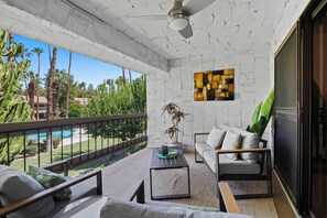 Condo, 1 giường cỡ king và sofa giường, ban công, quang cảnh hồ bơi (Sunset Palmar) | Khu phòng khách | TV màn hình phẳng 50-inch có truyền hình kỹ thuật số
