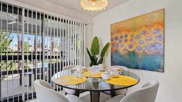 Condo, 1 giường cỡ king và sofa giường, ban công, quang cảnh hồ bơi (Sunset Palmar) | Khu ăn uống