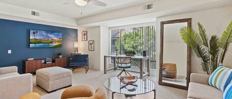 Apartment, 1 King-Bett und Schlafsofa, Balkon, Poolblick (Sunset Palmar) | Wohnbereich | 50-Zoll-Flachbildfernseher mit Digitalempfang