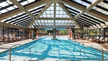 Piscina coberta i 2 piscines a l'aire lliure