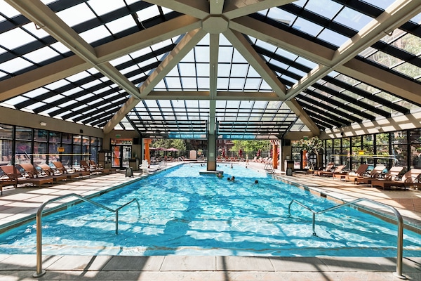 Alberca techada y 2 albercas al aire libre