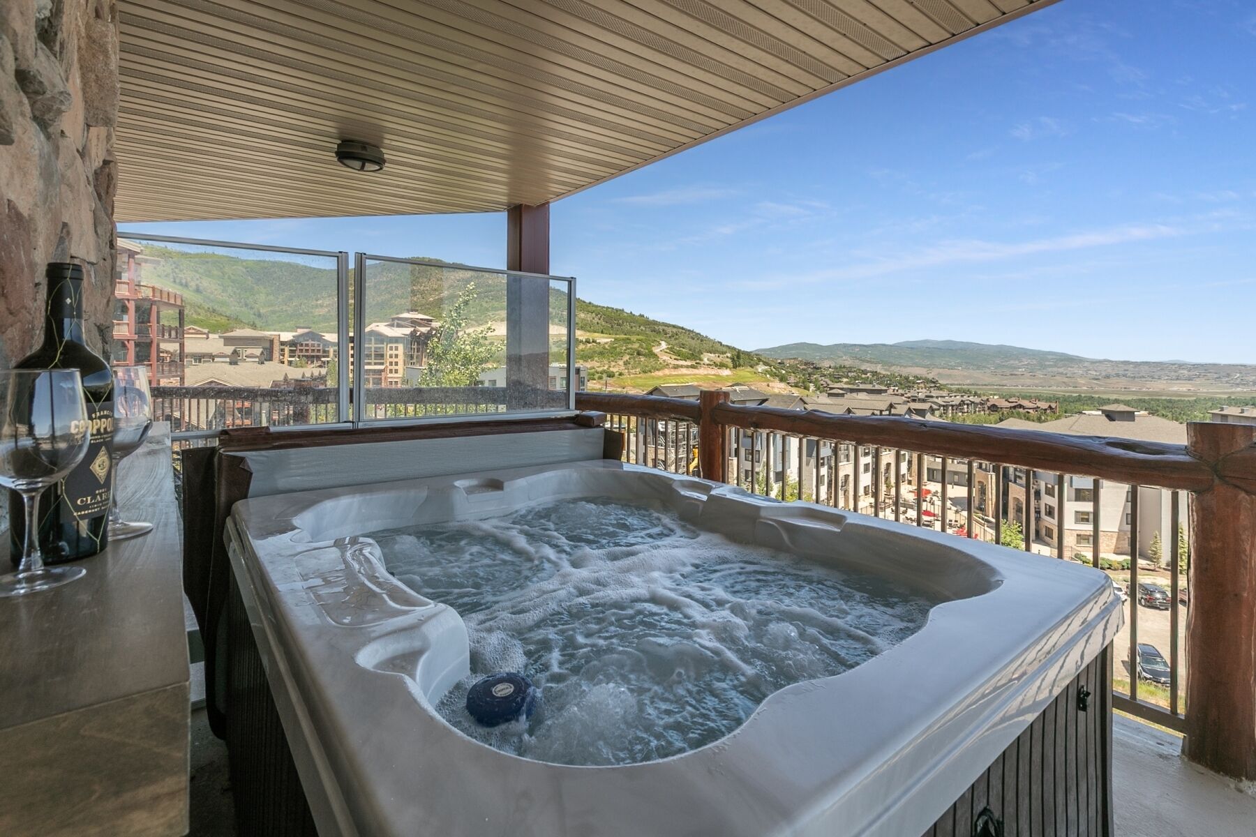 Ein Whirlpool auf einem Balkon mit Blick auf eine gebirgige Landschaft.