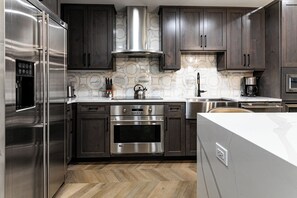 Microwave, stovetop, dishwasher, coffee/tea maker