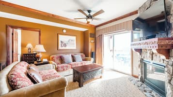 Condo, 4 chambres, balcon | Salle de séjour | Téléviseur connecté de 55 po avec télévision par câble
