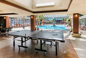 Una piscina techada, 2 piscinas al aire libre