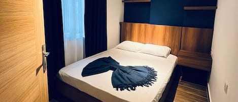 Escritorio, espacio para trabajar con laptop y cortinas blackout