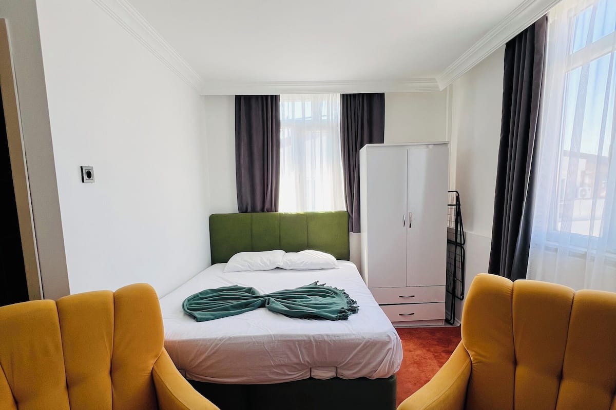 Standard Apartment, 1 Double Bed | Desk, laptop workspace, blackout drapes, soundproofing