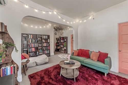 Lofi Girl Book Lover's Nook- 2BD 1BATH A/C Washer/Dryer Full kitchen/ fast WIFI