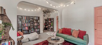 Lofi Girl Book Lover's Nook- 2BD 1BATH A/C Washer/Dryer Full kitchen/ fast WIFI