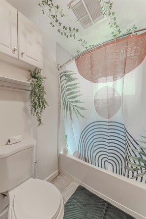 Hair dryer, towels, soap, toilet paper - Lofi Girl Book Lover's Nook- 2BD 1BATH A/C Washer/Dryer Full kitchen/ fast WIFI (Alberton)
