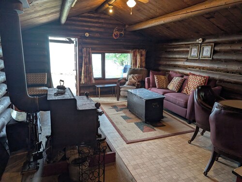 Snowy Owl: A lakefront log cabin at Clearwater Lake for the whole family!