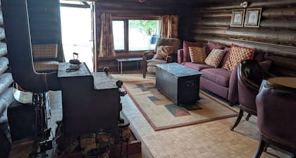 Snowy Owl: A lakefront log cabin at Clearwater Lake for the whole family!