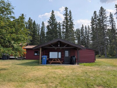 Snowy Owl: A lakefront log cabin at Clearwater Lake for the whole family!
