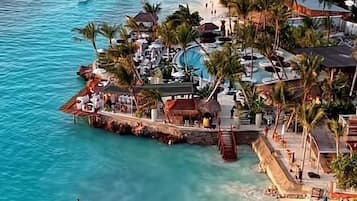 Ubicación cercana a la playa, arena blanca y toallas de playa