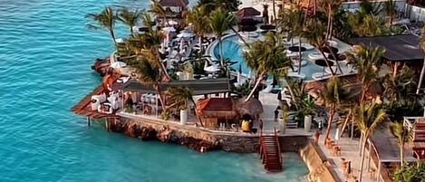 Beach nearby, white sand, beach towels