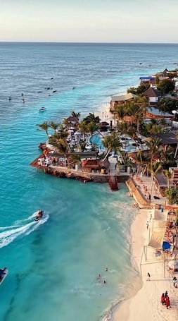 Una playa cerca, arena blanca, toallas de playa