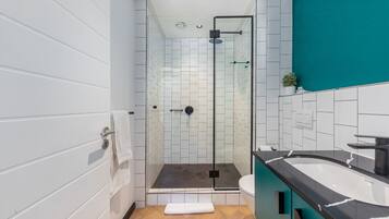 Een haardroger, handdoeken, zeep, toiletpapier