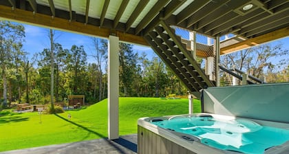 New Modern Homosassa Home Hot Tub, Putting Green