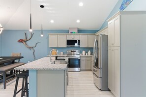 Kjøleskap, mikrobølgeovn, ovn og kokeplater