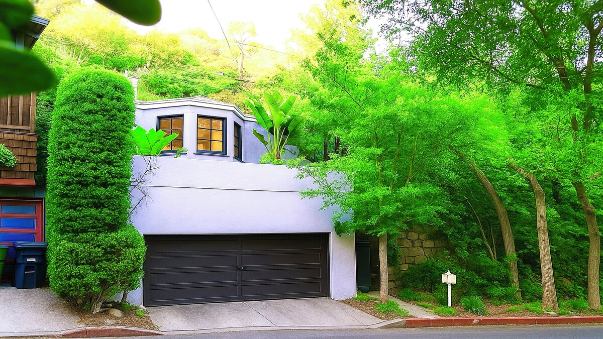 Enchanting Hollywood Hills Oasis+Tree-Top Views+Outdoor Living Room+Free Garage