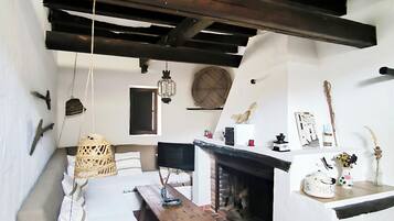 Een televisie en een open haard