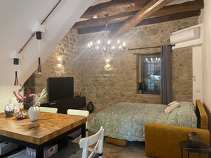 1 Schlafzimmer, Reisekinderbett, kostenloses WLAN, Bettwäsche