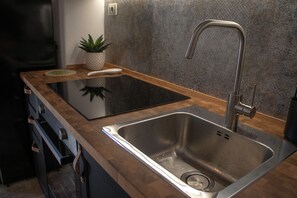 Kjøleskap, ovn, kokeplater og kaffetrakter/tekoker