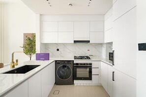 Deluxe Apartment | Private kitchen | Fridge, microwave, oven, stovetop