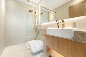 Deluxe Apartment | Bathroom | Rainfall showerhead, free toiletries, hair dryer, towels - Silkhaus Binghatti Gardenia (Dubai)