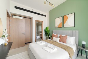 Deluxe Apartment | Egyptian cotton sheets, premium bedding, memory-foam beds - Silkhaus Binghatti Gardenia (Dubai)