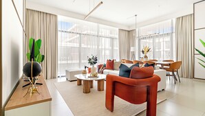 Un salon moderne avec un canapé, une table basse et un coin repas.