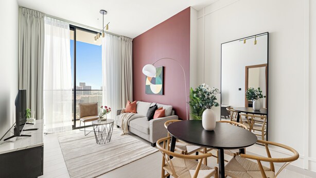 Un salon moderne avec un canapé, une table basse et un coin repas.