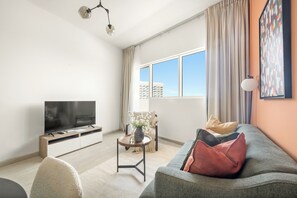 コンフォート アパートメント | リビング エリア | 50 インチのスマートテレビ (デジタル放送視聴可)