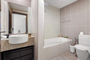 Badewanne, kostenlose Toilettenartikel, Haartrockner, Handtücher