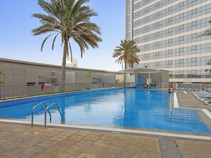 Outdoor pool - Silkhaus Marina Bay By Damac (Abu Dhabi)