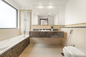 Standard Apartment | Bathroom | Rainfall showerhead, free toiletries, hair dryer, towels - Silkhaus Amwaj 4 (Dubai)