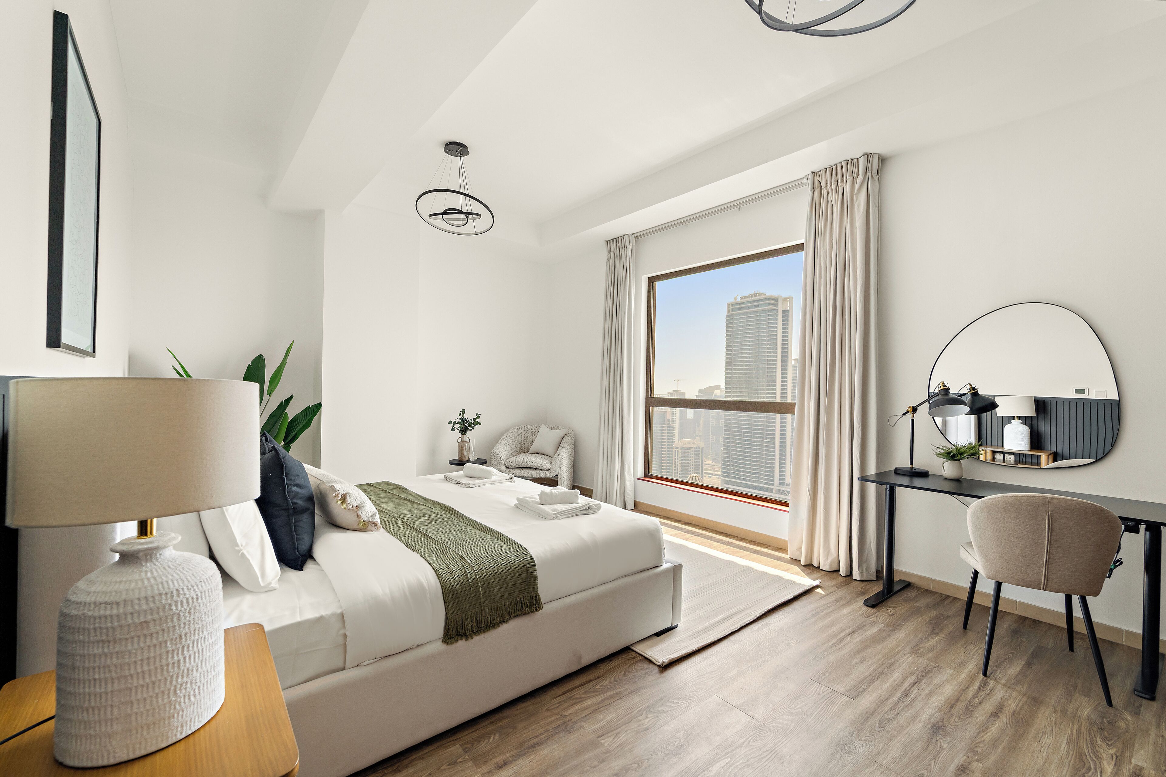 ملاءات من القطن المصري وأغطية فراش متميزة وخزنة داخل الغرفة